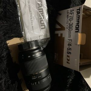 Tamron 70-300mm macro zoom lens for Nikon has box and manual with it hardly used